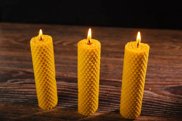 Столі Лежать Три Жовті Свічки Бджолиної Віспи Екологічний Продукт Темному — стокове фото