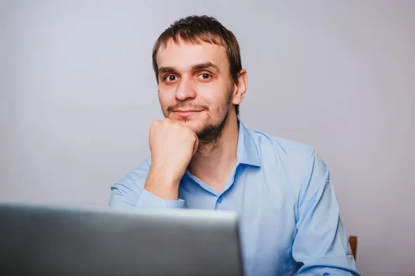 셔츠를 잘생긴 남자가 컴퓨터 있습니다 배경에 사무직 근로자는 랩탑을 일한다 — 스톡 사진