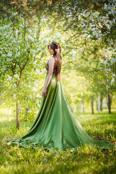 Une Belle Jeune Femme Robe Verte Avec Grand Train Parmi — Photo