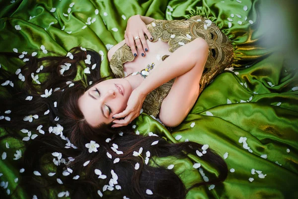 Beautiful Young Woman Green Dress Lies Train White Petals Apple — Stock Photo, Image
