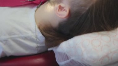 Diş hekimi hastaların dişlerini özel bir diş aynası ile muayene eder. Dişçi randevusundaki adam. diş tedavisi