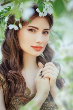 Çiçek açan elma ağaçlarının arasında güzel bir kız. Bahçedeki prenses.