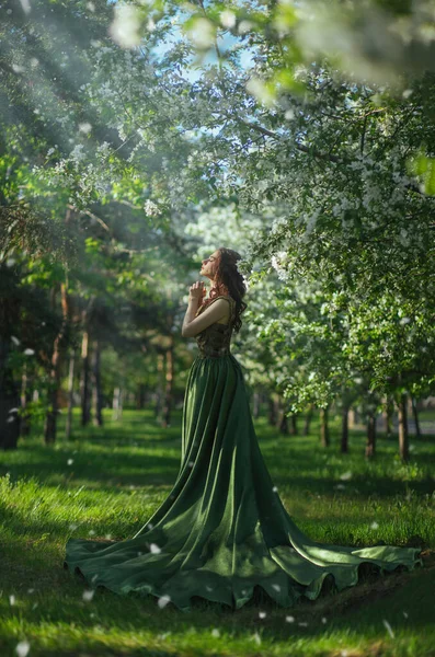 Une Belle Fille Dans Une Longue Robe Verte Fleurs Pommiers — Photo