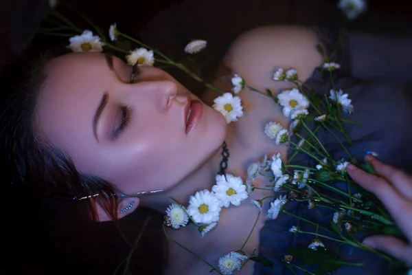 Belle Fille Nage Dans Eau Avec Des Chrysanthèmes Blancs Une — Photo