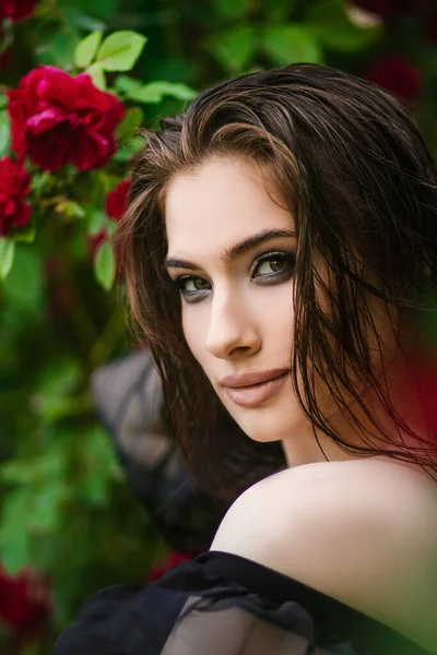 Krásná Dívka Zahradě Růžemi Portrét Ženy Velkými Rty Černém Oblečení — Stock fotografie