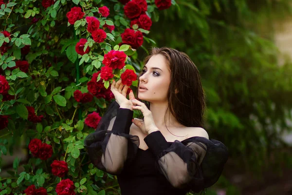 Beautiful Girl Garden Roses Portrait Woman Big Lips Black Clothes — Stock Photo, Image