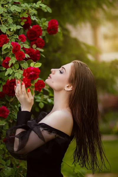 Belle Fille Dans Jardin Avec Des Roses Portrait Une Femme — Photo