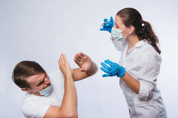 Concept Phobie Vaccination Des Personnes Une Femme Médecin Essaie Vacciner — Photo