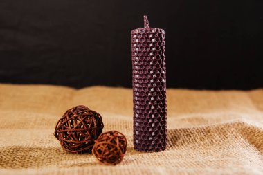 Çuval bezinde renkli bir mum var. Bal peteklerinden yapılan ekolojik ürün. El yapımı dekor