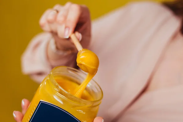 Una Mano Con Una Cuchara Miel Extrae Contenido Pegajoso Miel —  Fotos de Stock