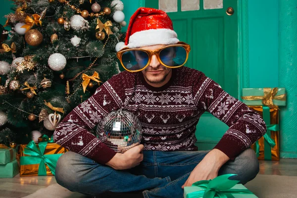 Guy Burgundy Sweater Scandinavian Style New Year Interior Man Santa — 스톡 사진