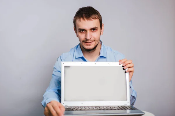 Beyaz Arka Planda Dizüstü Bilgisayarı Olan Mavi Gömlekli Bir Adam — Stok fotoğraf