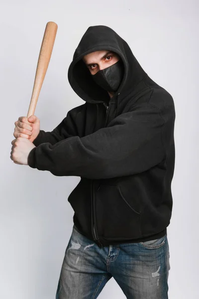 Bandido Mascarado Com Capuz Preto Jeans Morcego Fundo Branco Criminoso — Fotografia de Stock