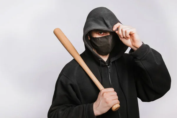 Bandido Mascarado Com Capuz Preto Jeans Morcego Fundo Branco Criminoso — Fotografia de Stock