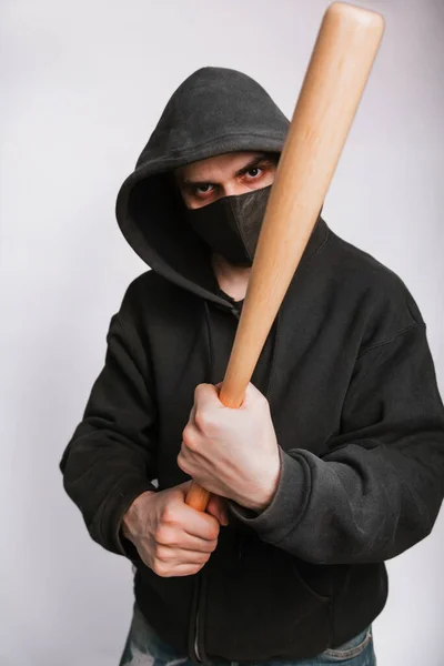 Zamaskowany Bandyta Czarnej Bluzie Dżinsach Kiju Białym Tle Przestępca Grozi — Zdjęcie stockowe