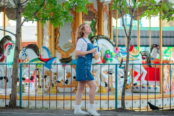 Een Jonge Vrouw Een Denim Sundress Staat Met Een Glas — Stockfoto