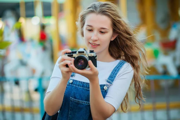 Eine Junge Touristin Jeans Steht Mit Kameras Einem Vergnügungspark Teen — Stockfoto