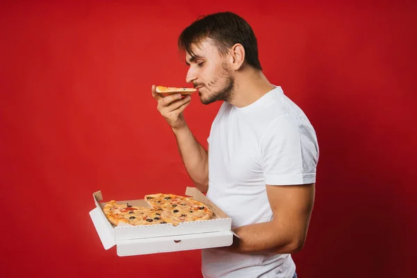 Jovem Shirt Branca Segura Uma Caixa Nas Mãos Come Pizza — Fotografia de Stock