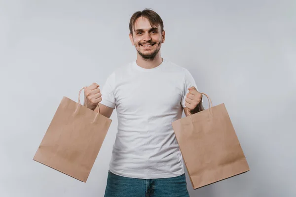 Jovem Shirt Branca Tem Sacos Papel Limpos Nas Mãos Tipo — Fotografia de Stock