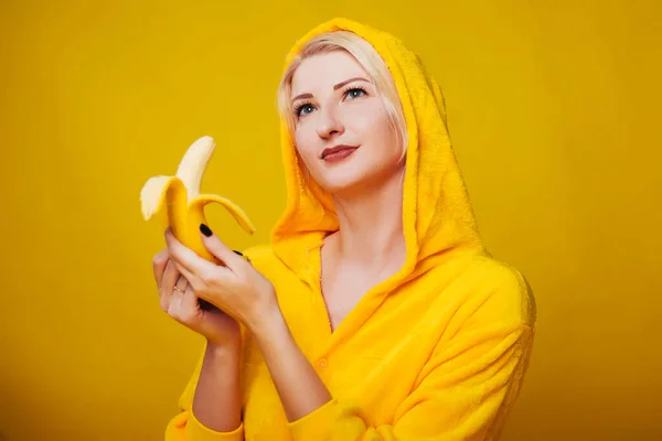 Uma Menina Roupas Amarelas Fundo Amarelo Come Uma Banana Mulher — Fotografia de Stock