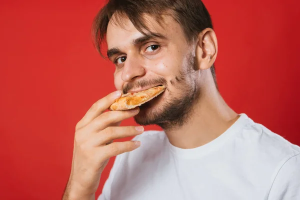 Egy Fehér Pólós Fiatalember Dobozt Tart Kezében Pizzát Eszik Jóképű — Stock Fotó