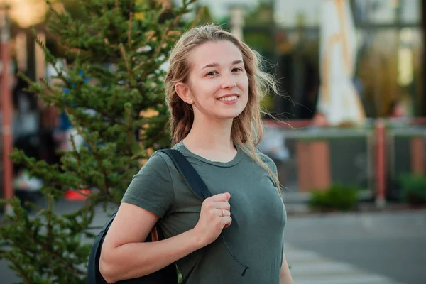 Portrait Young Woman Green Blank Shirt Background City Girl Urban — Stock Photo, Image