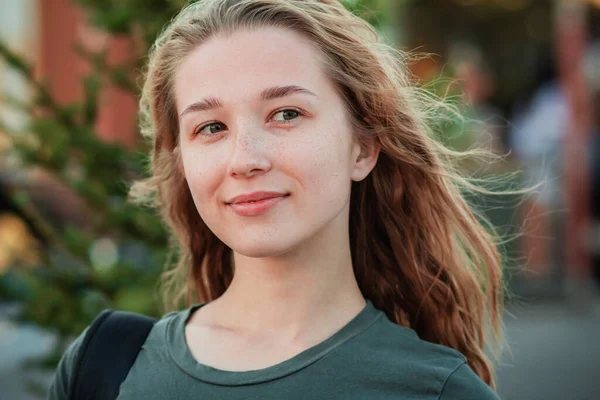 Portrait Young Woman Green Blank Shirt Background City Girl Urban — Stock Photo, Image