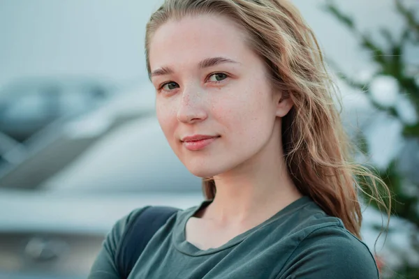 Portrait Young Woman Green Blank Shirt Background City Girl Urban — Stock Photo, Image