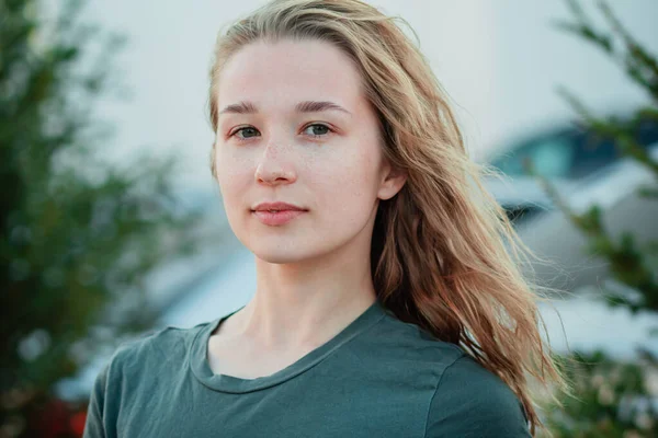 Portrait Young Woman Green Blank Shirt Background City Girl Urban — Stock Photo, Image