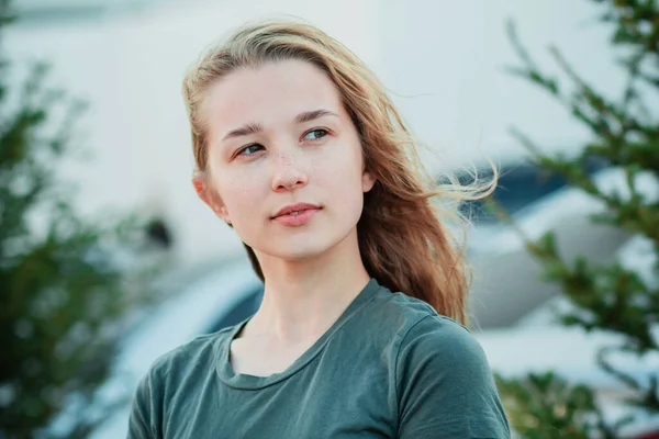 Portrait Young Woman Green Blank Shirt Background City Girl Urban — Stock Photo, Image