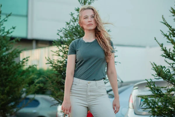 Portrait Young Woman Green Blank Shirt Background City Girl Urban — Stock Photo, Image