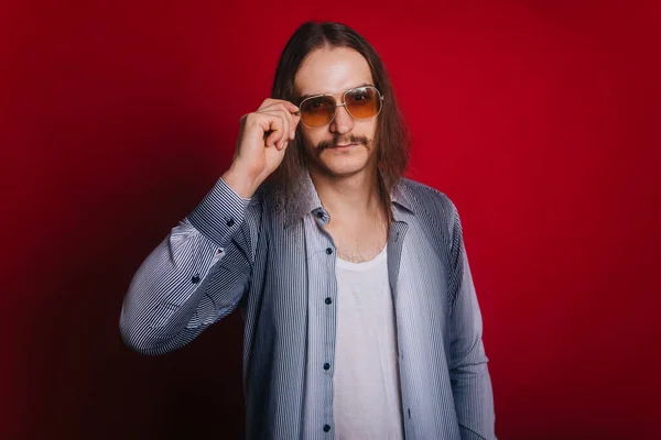 Hombre Con Pelo Largo Una Camisa Cuadros Una Camiseta Blanca — Foto de Stock