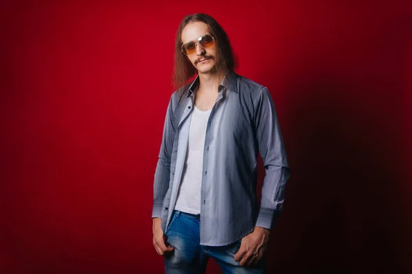 Hombre Con Pelo Largo Una Camisa Cuadros Una Camiseta Blanca — Foto de Stock