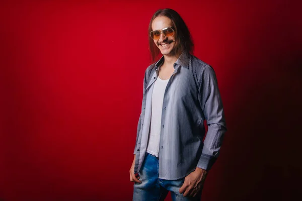 Hombre Con Pelo Largo Una Camisa Cuadros Una Camiseta Blanca — Foto de Stock