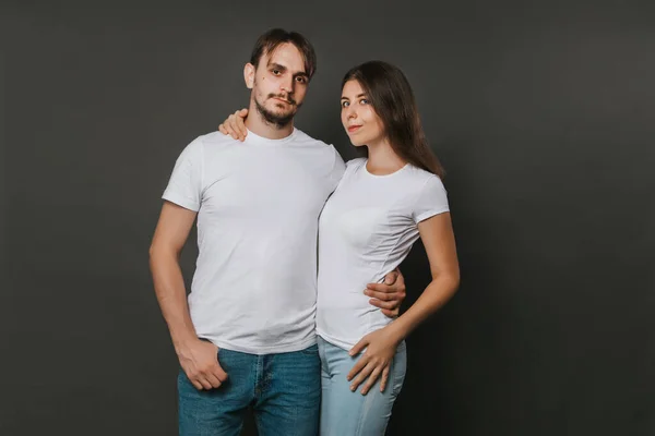 Jeune Couple Une Femme Homme Shirts Blancs Vierges Sur Fond — Photo
