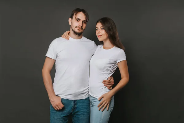 Een Jong Stel Een Vrouw Een Man Witte Shirts Een — Stockfoto