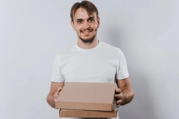 Entrega Pizza Fundo Branco Uma Camiseta Branca Jovem Segurando Caixas — Fotografia de Stock