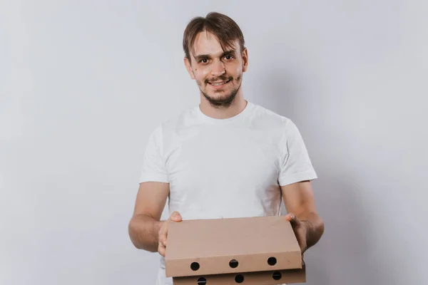 Entrega Pizza Fundo Branco Uma Camiseta Branca Jovem Segurando Caixas — Fotografia de Stock
