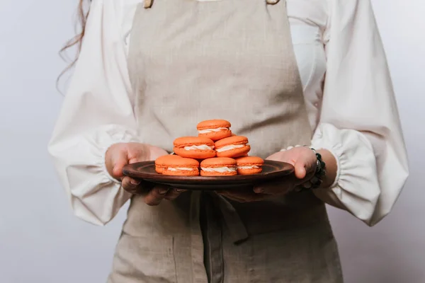 Manos Están Sosteniendo Plato Grande Con Pasteles Franceses Maccarone Dulce — Foto de Stock