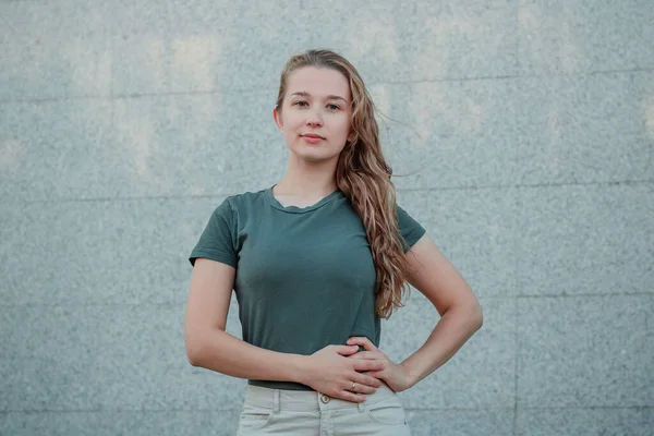 Young Woman Dark Turquoise Shirt Stands Gray Wall Street Girl — Stock Photo, Image