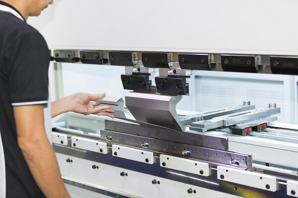 оператор гибки листа по станку гибки листа
