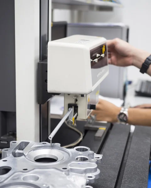 De auto-industrie deel inspectie door contour meten van machine — Stockfoto