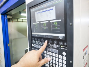 CNC makine kontrol paneli giriş programı ve başarı