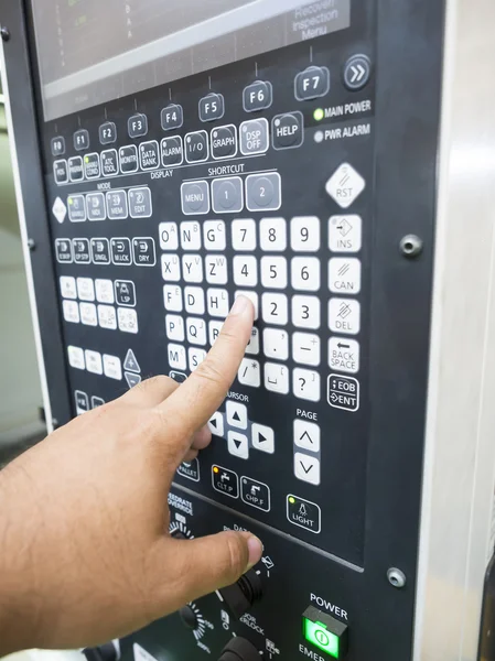 Πρόγραμμα εισόδου του πίνακα ελέγχου CNC μηχανή και επιτυχία — Φωτογραφία Αρχείου