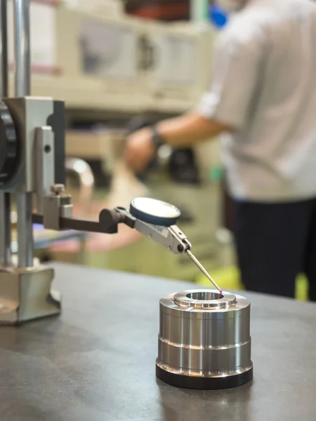 Dimensão de inspeção do operador de peças de giro cnc — Fotografia de Stock