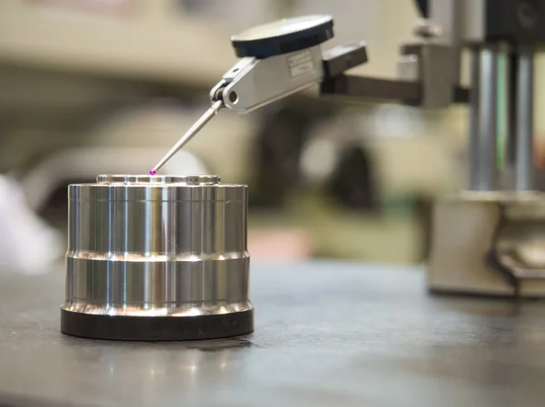 Dimensión de inspección del operador de piezas de torneado CNC —  Fotos de Stock