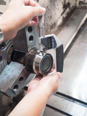 Cnc Torna makinesi f tarafından kalıp ve kalıp bölümü işleme operatörü