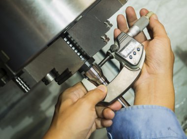 Cnc Torna makinesi f tarafından kalıp ve kalıp bölümü işleme operatörü