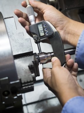 Cnc Torna makinesi f tarafından kalıp ve kalıp bölümü işleme operatörü