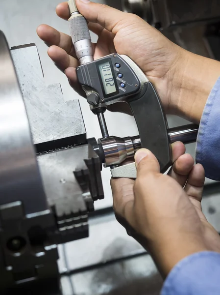 Bediener bearbeitet Werkzeug und Werkzeugteil mittels CNC-Drehmaschine in f — Stockfoto